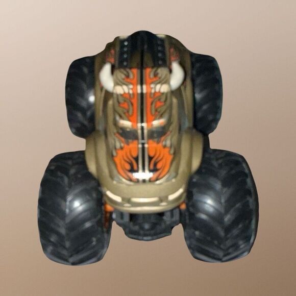 Hot Wheels Monster Jam Gold Steer Clear Diecast Monster Truck 1:64 B23 - Picture 4 of 9